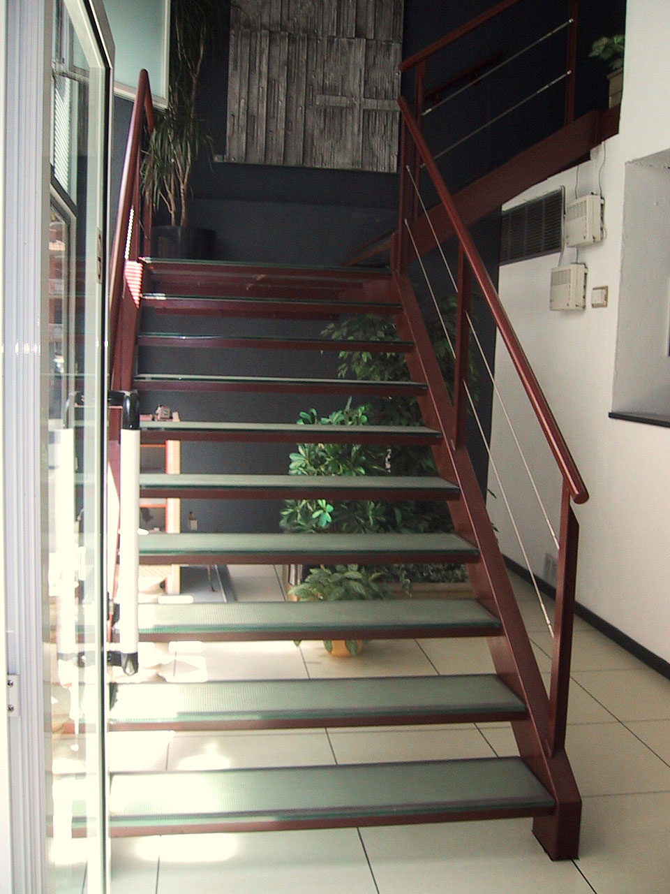 Escalera de acceso a oficinas
