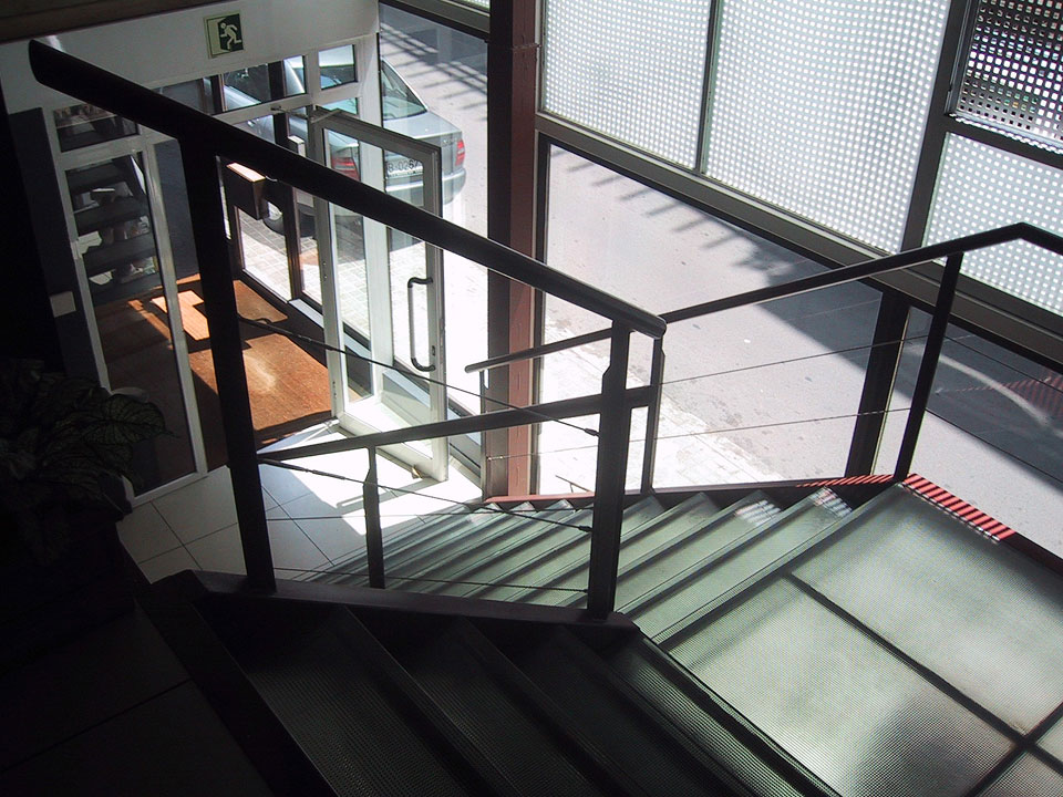 Escalera de acceso a oficinas 2